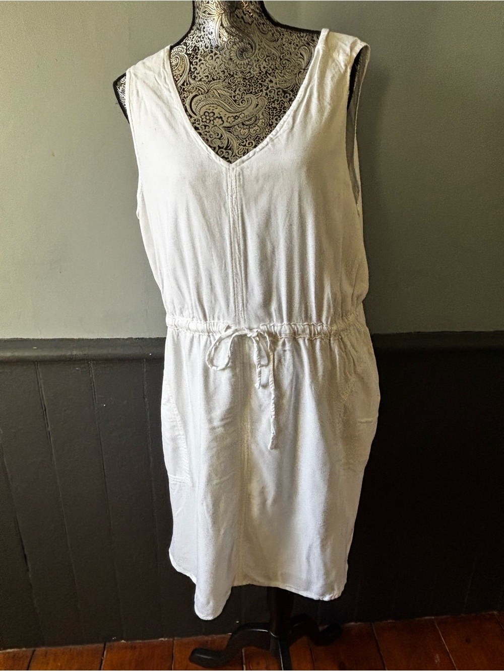 Time and Tru White Sleeveless V-Neck Drawstring Waist Dress